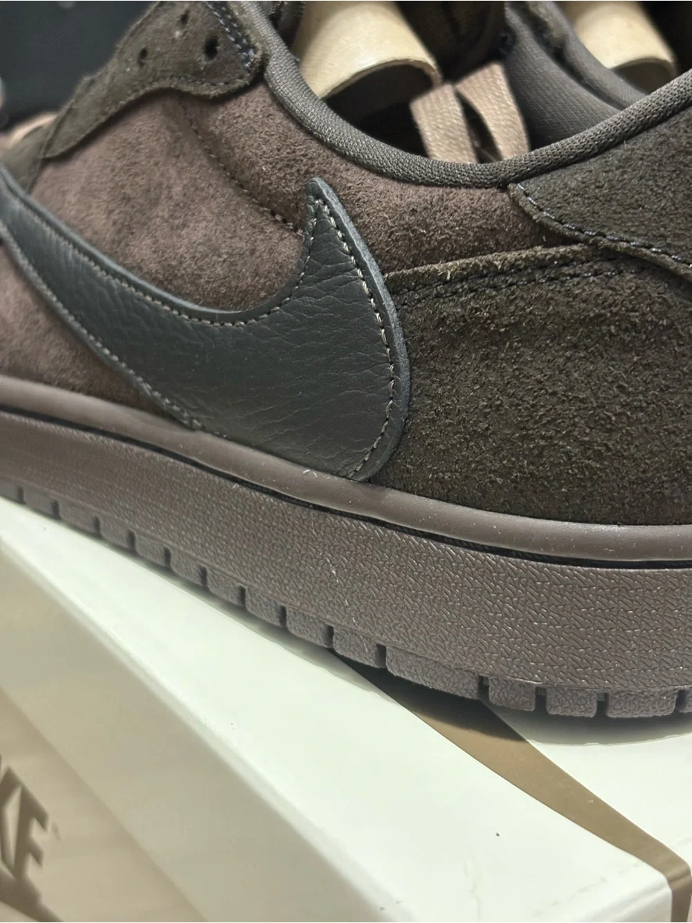 Jordan 1 low × Travis Scott Velvet Brown